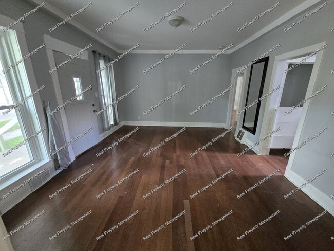 Building Photo - Charming 4 Bedroom Home