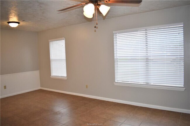 Building Photo - 704 Vassar Ct