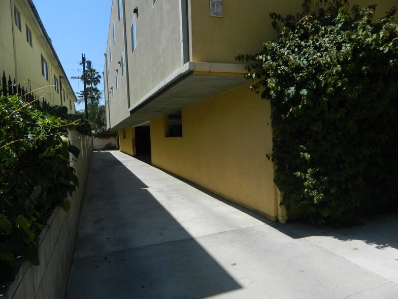 Building Photo - 6136 Eleanor Ave