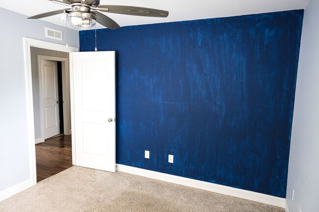 Building Photo - 3 Bedroom, 2.5 Bath in Prime Location! Law...