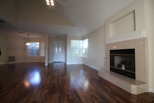 Building Photo - Spacious 3 Bedroom Townhouse Near Hurlburt...