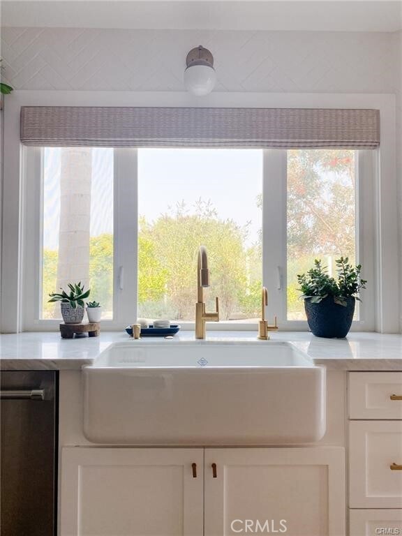 Building Photo - 13 Bernay