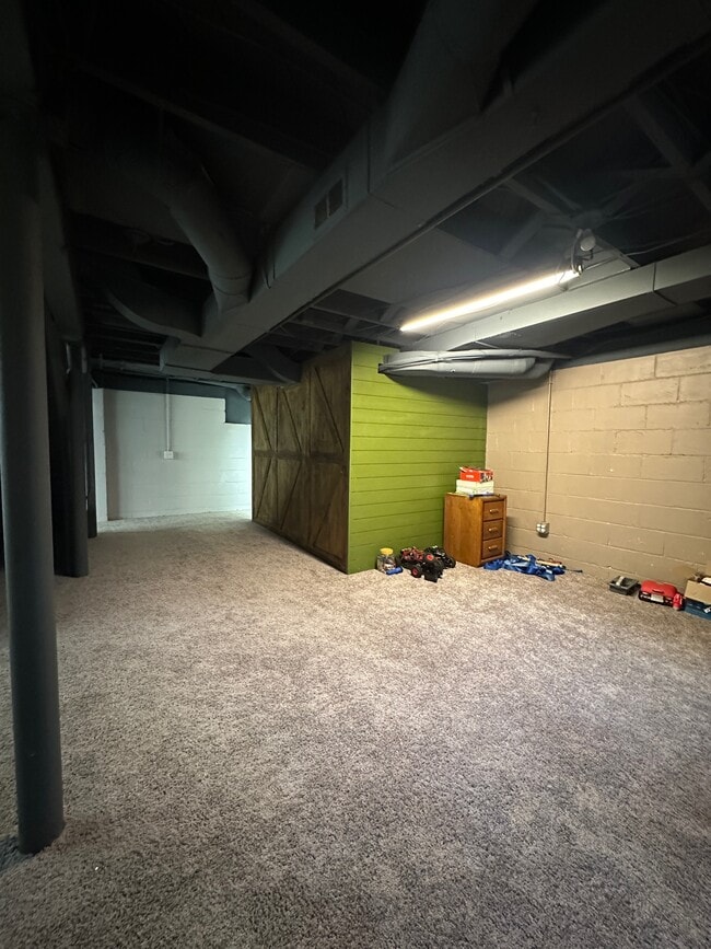 Building Photo - 932 Robinson St