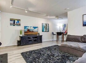 Building Photo - 505 W 7th St