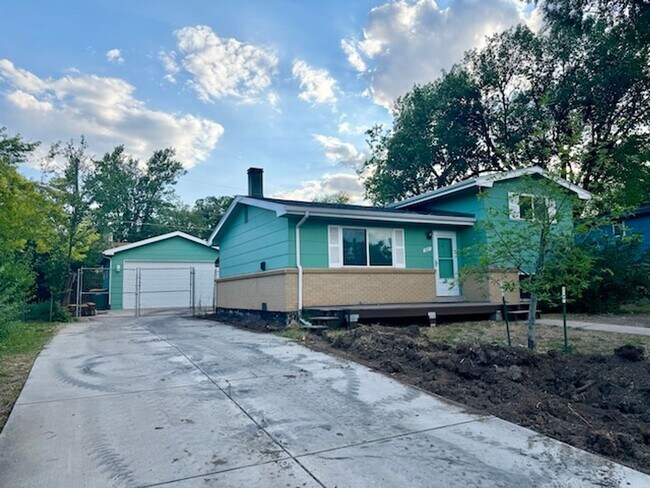 Building Photo - 387 S Queen Cir