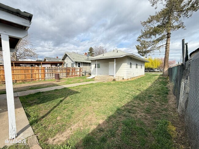 Building Photo - Price Drop! Updated 2 Bed /1 Bath Home with Spacious Yard!