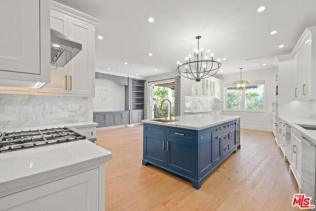 Building Photo - 1153 S Clark Dr