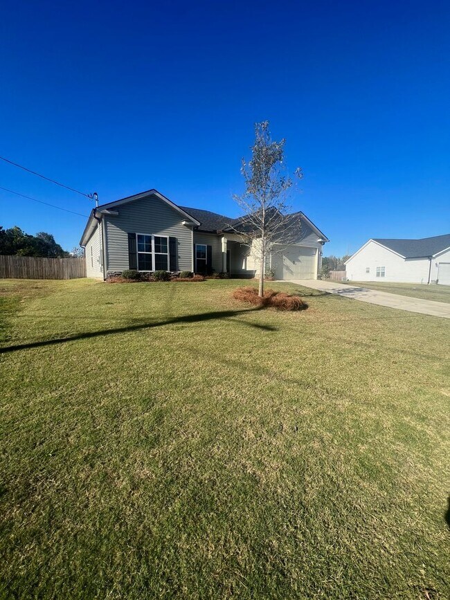 Building Photo - PRICE REDUCED! - 4 Bedroom/2 Bathroom  Home in Thomson, Georgia just off the Bypass