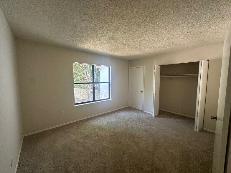 Building Photo - Room in Condo on Huntingdon Chase