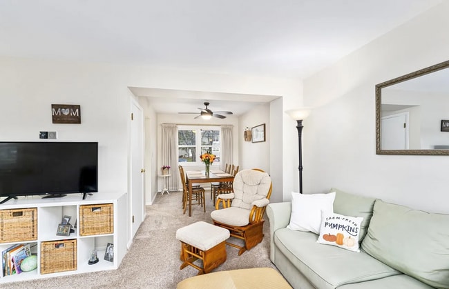 Building Photo - Three Bedroom Townhome n Aspenwood!
