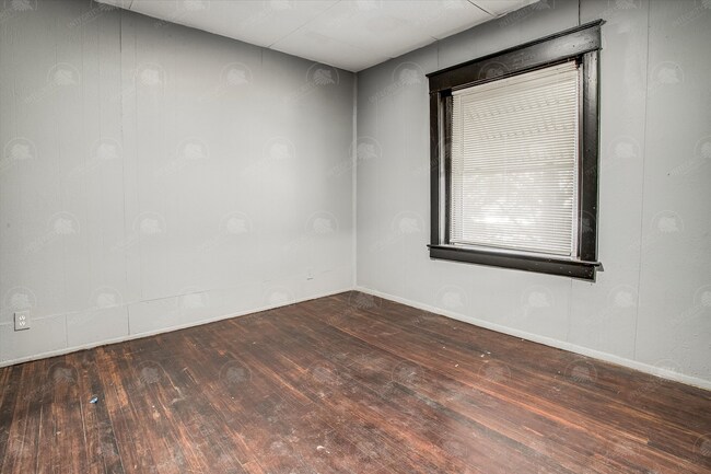 Building Photo - 3706 E 7 St