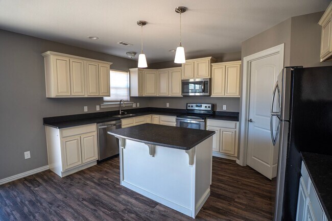 Building Photo - Stunning 3 bedroom, 2 bathroom Home available in Prairie Grove!