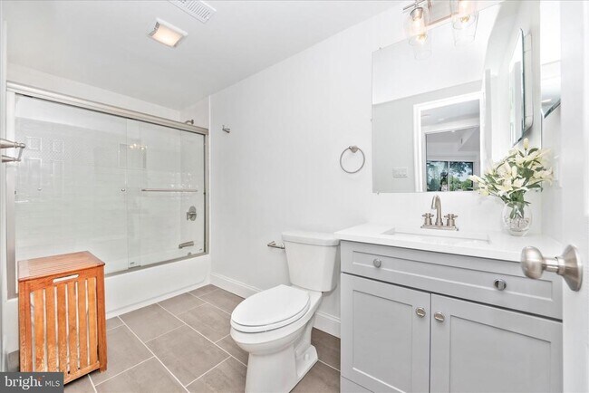 Building Photo - 5 President Point Dr