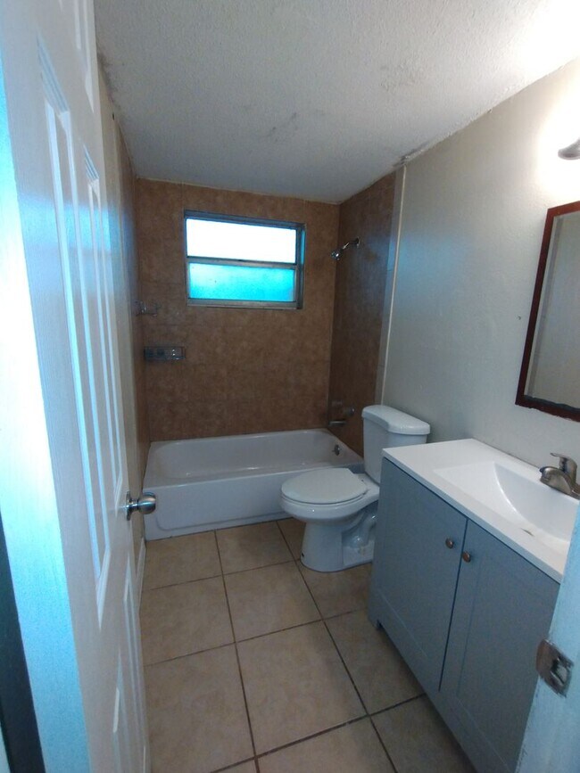 Building Photo - Spacious 3 Bedroom, 2 Bathroom Home for Rent in New Port Richey!
