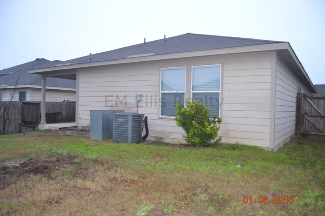 Building Photo - Beautiful 4 bedroom 2 full bath 2 car gara...