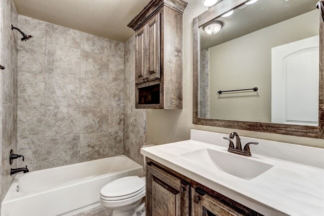 Building Photo - NEWER HOME IN MUSTANG SCHOOL DISTRICT AVAI...