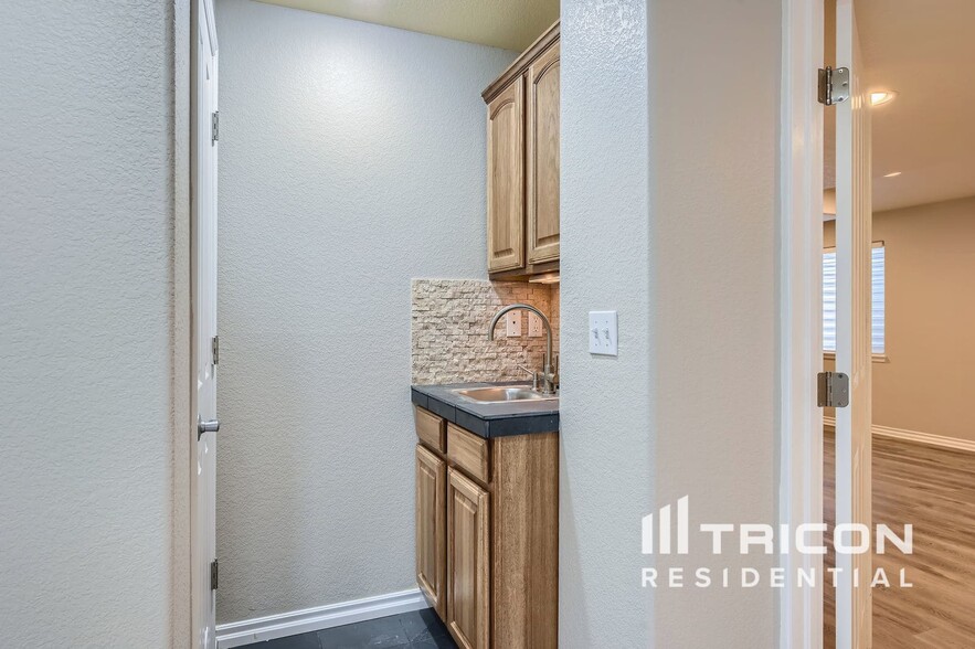 Building Photo - 5400 Cloverbrook Cir