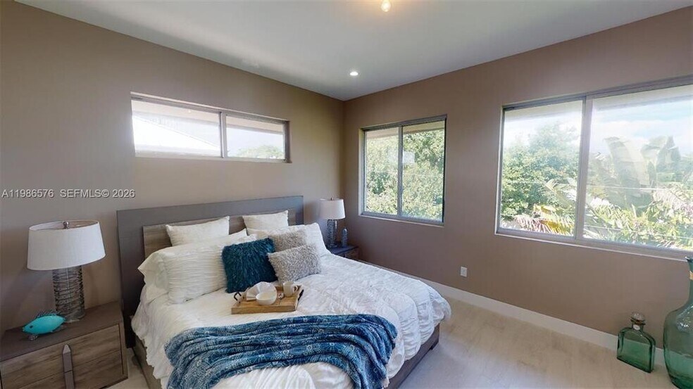 Building Photo - 626 NE 12th Ave