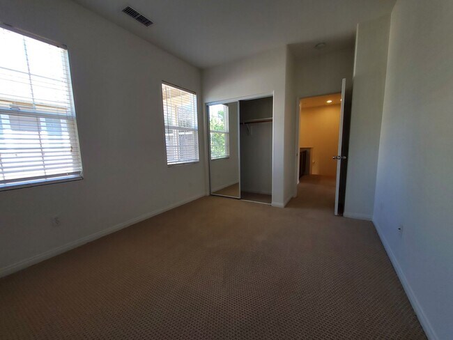 Building Photo - Spacious 4 Bedroom 3 Bath Two Story Riverp...
