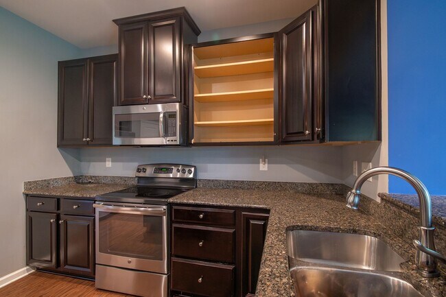 Building Photo - Spacious 4-Bedroom Home with Sunroom, Deck...