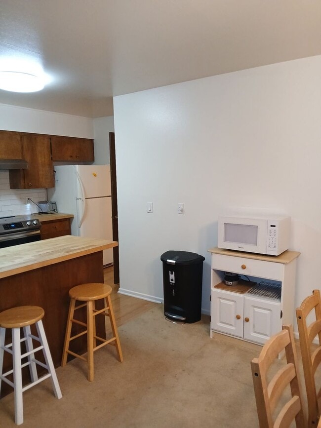 Building Photo - HS01