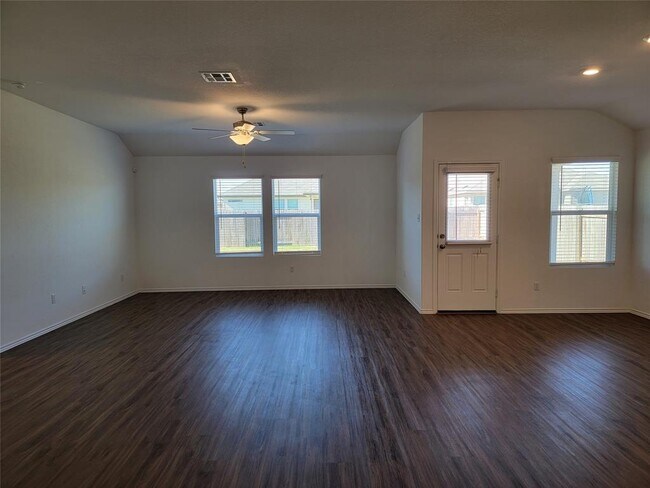 Building Photo - 105 Ulmus St