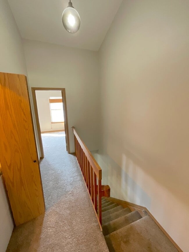Building Photo - 2 Bedroom Townhome Available Near Austin B...