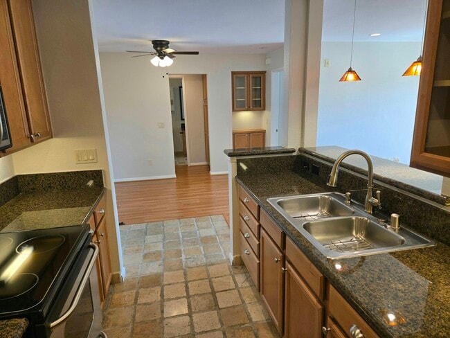 Building Photo - 7130 Shoreline Dr