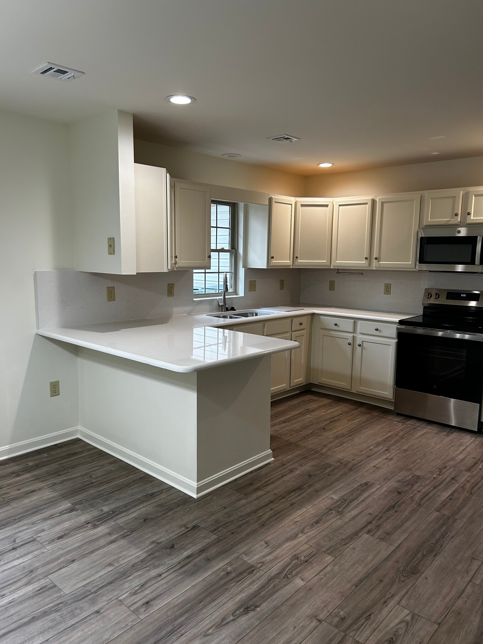 Kitchen - 365 Melbourne Ln