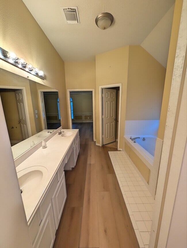 Building Photo - 18927 Hikers Trail Dr