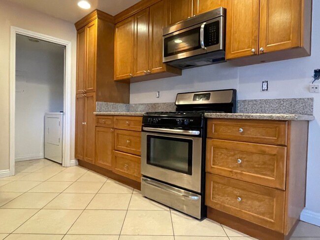 Building Photo - Adorable Oceanside Condo Ready Now!