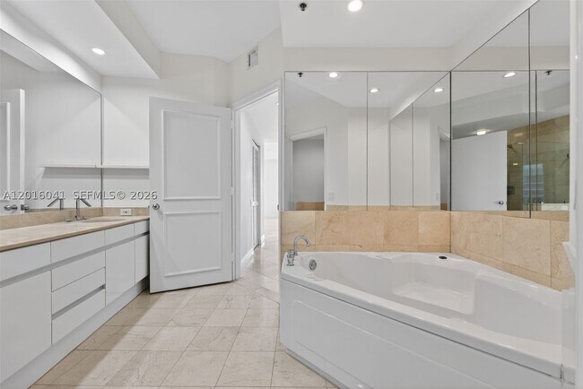 Building Photo - 808 Brickell Key Dr