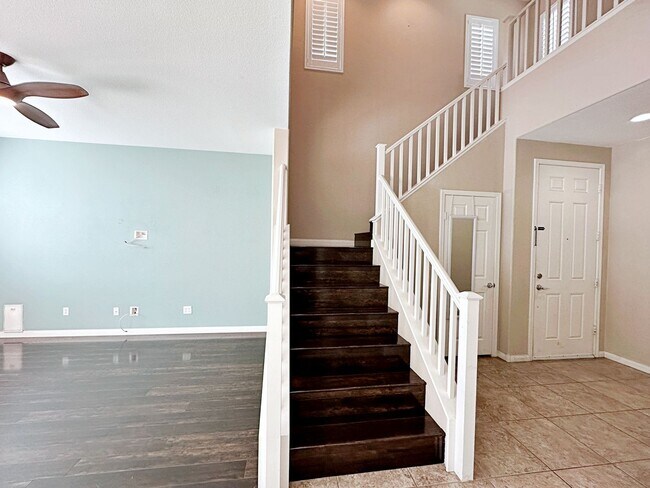 Building Photo - 3 Primary Bedrooms + Loft in Mountain's Ed...