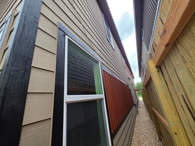 Building Photo - Stunning Duplex with Garage & Modern Finishes