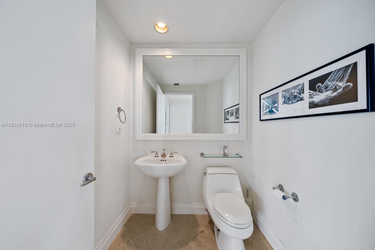 Building Photo - 300 S Pointe Dr