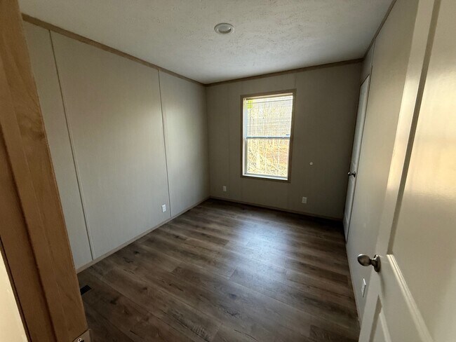 Building Photo - 9 Glade view -