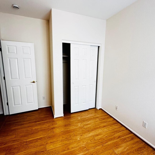 Building Photo - 949 S Racine Ln