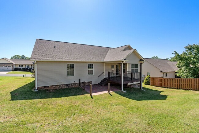 Building Photo - Lovely, Single Level, 3 Bedroom 2 Bath Home