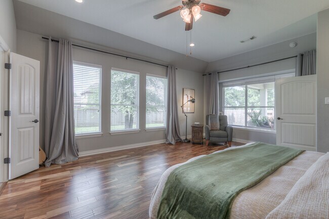 Master bedroom - 323 Arbor Ridge Ln
