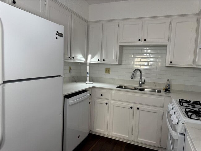 Building Photo - 12900 Hymeadow Dr