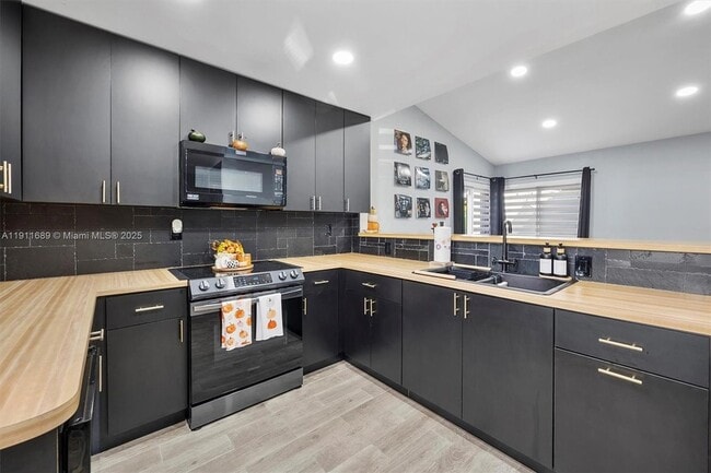 Building Photo - 13713 SW 149th Cir Ln