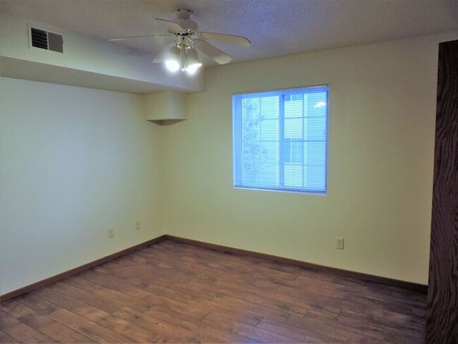 Building Photo - $1095 | 2 Bedroom, 1 Bathroom Condo | Pet ...