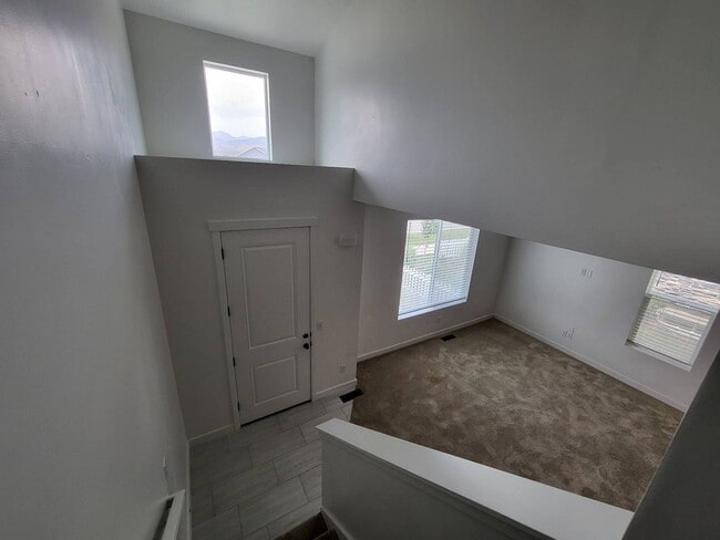 Building Photo - Pet Friendly Gorgeous Row End Townhome w 2...