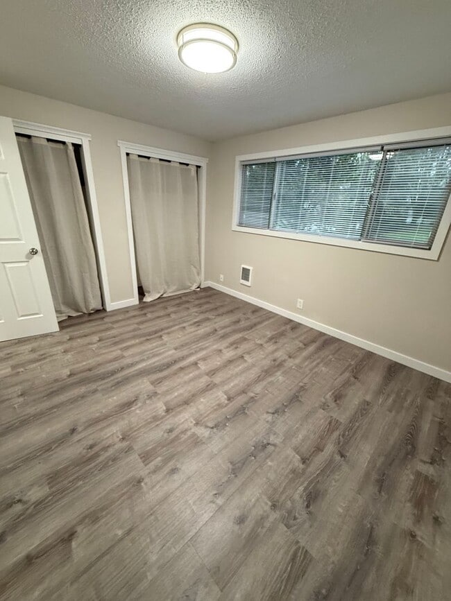 Building Photo - Newly Remodeled Duplex