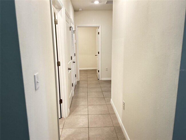 Building Photo - 4965 NE 14th Pl