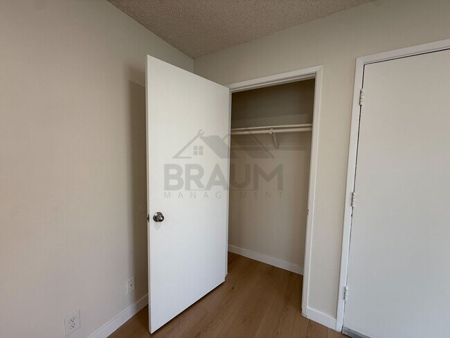 Building Photo - 14801 Delano St