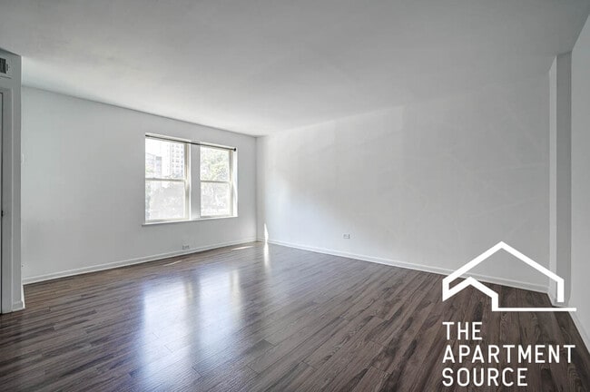 Building Photo - 925 W Carmen Ave