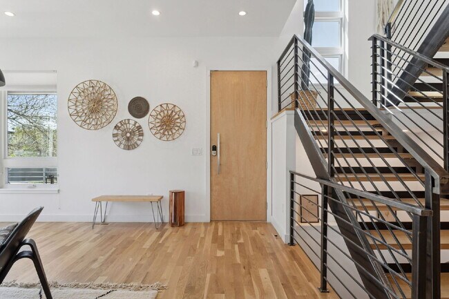 Building Photo - Spacious 5-Bed / 4-Bath home in LoHi for rent