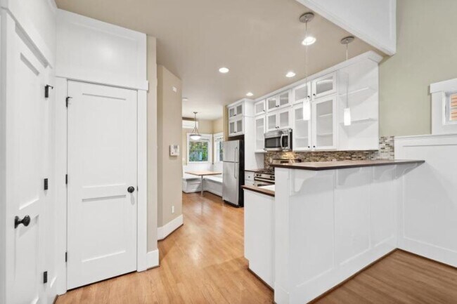 Building Photo - 2 bedroom in Seattle WA 98122