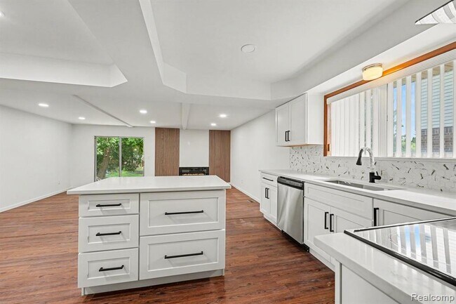 Building Photo - 35656 Saxony Dr